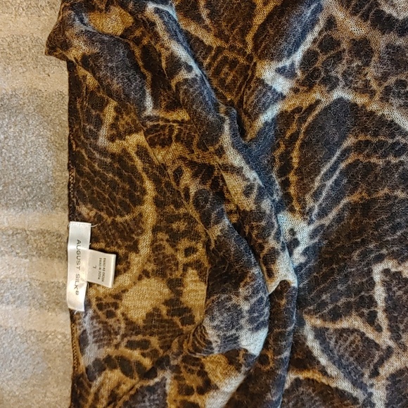 August Silk US L Light Tapered Blouse - Picture 3 of 9